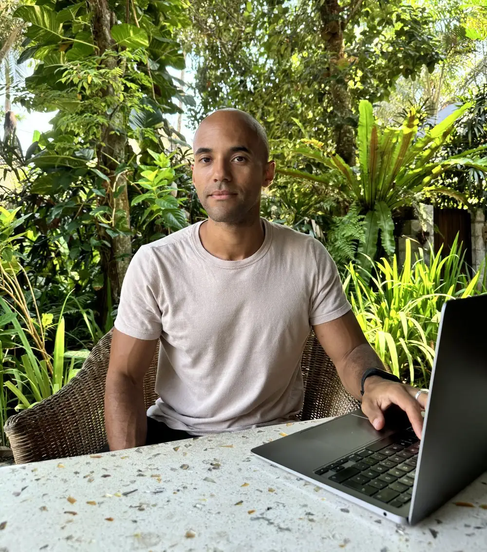 Dominik Kienzle beim Arbeiten am Laptop