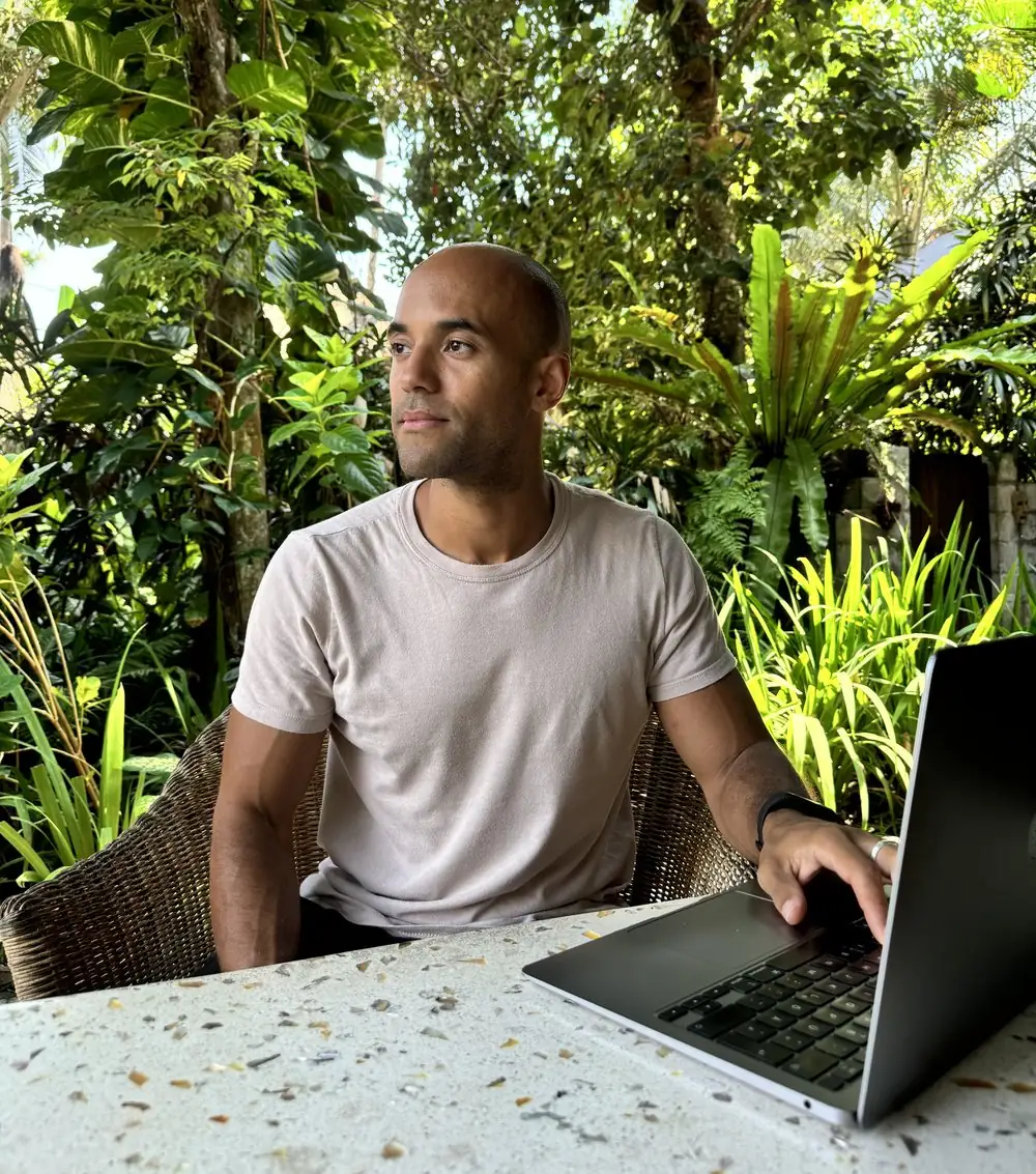 Dominik Kienzle arbeitet ortsunabhängig am Laptop