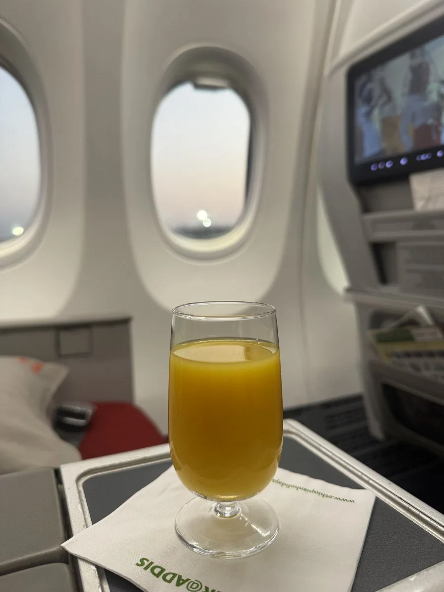 Getränk am Fensterplatz in der Business Class